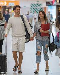 Sam wood, snezana, matty j and laura byrne tell matt agnew who to pick as bachelor australia winner. Matty J And Laura Byrne Hold Hands As They Arrive In Adelaide Laura Undie Run Holding Hands