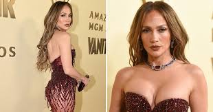 Jennifer Lopez esbanja beleza com look marcado por decote e transparência em 'esquenta' para o Globo de Ouro