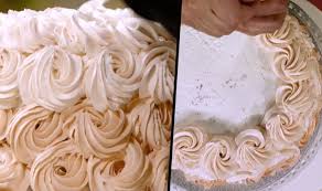 La ricetta della crema al burro classica, solo burro di ottima qualità, zucchero a velo e un goccio di latte, ideale come farcitura e decorazione di torte e dolcetti. Bake Off Extra Dolce La Ricetta Della Torta Con Crema Al Burro Di Renato Ardovino Ultime Notizie Flash