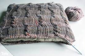 Schmusedecke von katrin loops häkeln wäre mein favorit, mein liebstes stück ist ein kissen, am drehort habe ich ein foto geschossen in einer alten mälzerei, dies lies ich auf stoff drucken, daraus ist dieses kissen. Kissen Stricken Mit Zopfmuster Anleitung Fur Dicke Wolle Talu De
