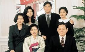 본관은 하동이며, 현대그룹의 창업주 정주영 명예회장의 장손자이자, 현대자동차그룹 정몽구 명예회장의 장남이다. í•œêµ­ 4ëŒ€ ìž¬ë²Œê°€ì˜ ìžë…€êµìœ¡ ì œì™•í•™ å¸çŽ‹å­¸ ì´íˆ¬ë°ì´