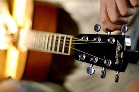 Cara Bermain Gitar Dan Sejarahnya Gitar Merupakan Alat Musik Modern Yang Paling Banyak Dikenal Dan Digemari Oleh Masyarakat A Gitar Gitar Akustik Musik Modern