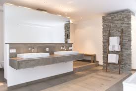 Spritzwasser und luftfeuchtigkeit stellen strapazen dar, die anderen materialien zu schaffen machen. Naturstein Und Holz Das Bad Mit Naturlichen Materialien Einrichten Badezimmer Design Modernes Badezimmerdesign Badezimmer Innenausstattung