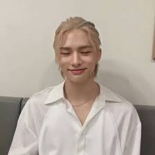 I wasnt prepared, were you?? Hyunjin Pics On Twitter Stray Kids Icon Long Hair Styles