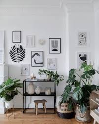 Bilderwand Ideen Inspiration Bei Couch In 2020 Erste Wohnung Dekorieren Bilderwand Ideen Wohnzimmer Pflanzen