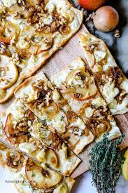 Flammkuchen Mit Apfel Brie Sussen Zwiebeln Walnussen Rezept Flammkuchen Kochen Und Backen Rezepte