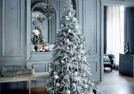 Découvrez la décoration de noël moderne, réalisée avec des sapins de bois blanc assortis d'une déco bleu métalisée, par les décorateurs de france création paris. 12 Sapins De Noel Blanc Pour Des Fetes Magiques Elle