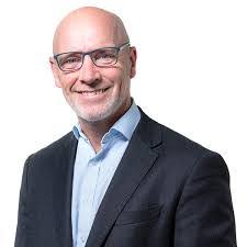 Robert Warne's Instagram, Twitter & Facebook