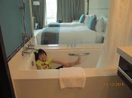 香港愉景灣酒店提供325間雅緻客房和套房及多元化休閒設施，包括廣闊室外游泳池、the bounty兒童俱樂部、屢獲殊榮的spa botanica 及健身室。 您可選擇以下交通輕鬆前往酒店：往返欣澳港鐵站及愉景灣碼頭的酒店巴士、中環乘坐客輪前往愉景灣只需25分鐘、於機場. é–‹å¿ƒåè½‰æ„‰æ™¯ç£å…©æ—¥ä¸€å¤œ Part 1 Seewide