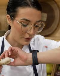 When Danielle sets a timer, it’s not just baking, it’s a mission 🎯 Talking  to her watch like it’s her sous chef? Iconic. Precision and flavour,  incoming tonight at 7:30PM