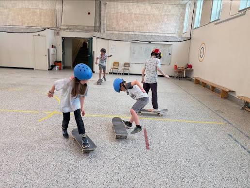 Initiation au skate avec 10 classes d'&eacute;l&egrave;ves de l'&eacute;cole Notre-Dame-de-Gr&acirc;ce  aujourd'hui! Les &eacute;l&egrave;ves &eacute;taient tr&egrave;s contents et me l'ont fait savoir 			</div><br>
			<div class=