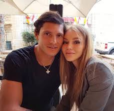 Aldo montano è diventato papà di una splendida bambina insieme alla compagna, l'atleta russa olga plachina. Aldo Montano E Olga Plachina Dolce Vita Con La Figlia Olimpia Che E La Copia Di Papa Guarda Le Foto Gossip