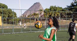 Andressa alves e rafaelle pararam na goleira canadense. Meninas De Favela Do Rio Sao Vistas Calcando Chuteiras Na Russia Casa