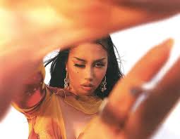 She often performs with a crew of backup female singers and dancers that evoke the golden days of motown — à la diana ross & the supremes and the marvelettes — but with a provocative r&b flair. Song Of The Day Aqui Yo Mando By Kali Uchis Parklife Dc