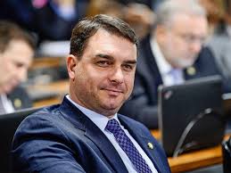 Defesa de Flávio entra com notícia-crime contra Re...