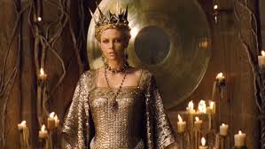 Она прячется в лесах, спускается с гор, застилает небо. Snow White And The Huntsman Film Review The Hollywood Reporter