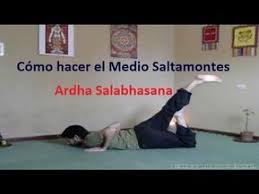 Video Medio Saltamontes Ardha Salabhasana En 2020 Saltamontes Rutina De Yoga Posturas De Yoga