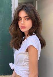 Women S Medium Length Haircut Is Reliably A Matter Of Riddle As There Is No Constraint Of A Particular Medium Length Hair Styles Hair Waves Medium Hair Styles