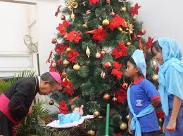 Ternak bersuara membangunkannya, tetapi sang bayi tiada resah. Mgr Agus Tawarkan Diri Jadi Bapak Anak Anak Panti Asuhan Pada Natal Pertama Bersama Mereka