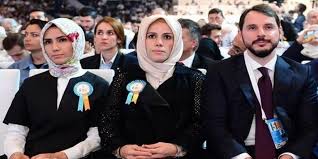 Cumhurbaşkanı recep tayyip erdoğan'ın kızı sümeyye erdoğan ile selçuk bayraktar'ın küçükçekmece halkalı'daki yahya kemal beyatlı gösteri merkezi'nde dünyaevine girdi. Albayrak Ciftine Sosyal Medyada Igrenc Hakaretler