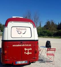 Vous devez être diplômé dans le domaine de la coiffure si vous voulez exercer le métier de coiffeur ou coiffeuse à domicile. Concept Innovant A Pertuis Un Salon De Coiffure Qui Se Deplace A Domicile