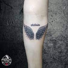 Cocugunun Ismini Yazdirmak Istiyorsan Yaninda Da Onu Simgeleyecek Bir Desen Ile Dovmeyi Tamamlayabilirsin Dovme Piercing Bi Mae E Pai Tatuagem Tatuagem Tatoo