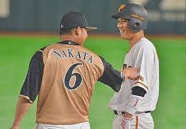 ジャイアンツ大好き on instagram 中田翔選手の背中でか 2人とも仲いいんだろうな どっちも出身西日本だし 坂本勇人 中田翔 g党さんと繋がりたい 選手 坂本 勇人 ジャイアンツ