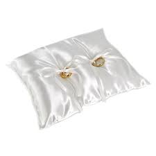 Cuscini portafedi particolari vendita online nuova collezione. Cuscino Porta Fedi Semplice In Raso In Confezione Regalo Sposi Gioielloro It
