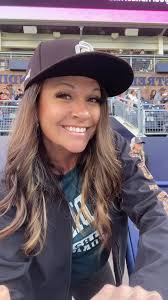 @jjjamiecole my mamamammama. Hot moms club! 🥺