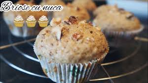 Toarna pasta in formele speciale pentru briose. Briose De Post Cu Nuca Ideale Pentru Un Mic Dejun Energizant Retetadepost Fara Unt Si Oua Youtube