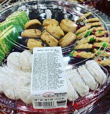 Whether you love sugar cookies, chocolate chip cookies, peanut butter so what are you waiting for? Costco S Assorted Christmas Cookie Tray Includes 70 Cookies Popsugar Food