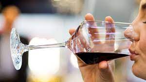 In der ausgelassenen stimmung kann schon einmal ein glas umgestoßen werden. Rotweinflecken Entfernen Diese Hausmittel Reinigen Wand Teppich Co Wohnen
