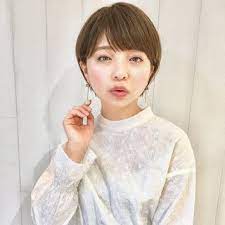 ショートボブの匠 山内大成 gardenさんのスナップ オフィス アウトドア ナチュラル デート ショート スポーツmix ふんわりウェーブ ショートのヘアスタイル ショートボブ ボブ