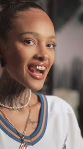 •Um close perfeito desse ensaio que foi tudoow pra mim 🫶🏽🫶🏽, Me  responde aqui: Você já tem um grillz feito por mim??, FICHA TÉCNICA:,  Grillzmaker: eu obviamente 💁🏽‍♀️, Dentista: @o.viturugo , Modelo: ...