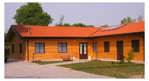 Nell'immaginario collettivo è un materiale che viene ancora associato alle classiche baite di montagna o a edifici comunque in luoghi lontani, come il nord europa, il canada o gli stati uniti. Agriturismo Prefabbricato In Legno A Bergamo