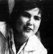 Catalina Ester Gallardo Moreno, nació en Santiago, el 3 de diciembre de  1945, segunda de cuatro hermanos. Cuando tenía 12 años se fue con toda la  familia a Buenos Aires, porque su