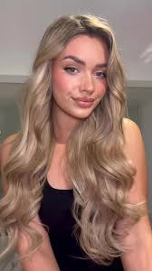 It’s giving ultra fab Hollywood waves 💕✨ gorgeous Becky uses Milk+Blush  18” Ultra Seam clip-ins in shade “Beach Blonde Highlighted” to create this  stunning look 😍 #milkandblush #milkandblushextensions ...