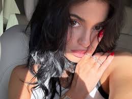 Makeup: Product Reviews, Backstage Tips, Trends