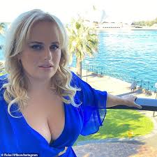 Wilson continued saying that at that time, she was. Rebel Wilson Glanzt Mit Ihren 18kg Gewicht Verlust In Eine Gefahrlich Low Cut Kleid Blau Aktuelle Boulevard Nachrichten Und Fotogalerien Zu Stars Sternchen