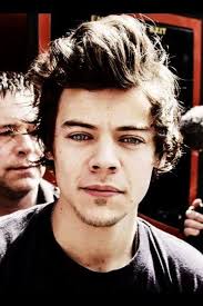 Gli ultimi avvistamenti del cantate, l'estate scorsa in vacanza in . Harry Styles Degli One Direction Tutti I Segreti Sul Suo Taglio Di Capelli Video Velvet Style