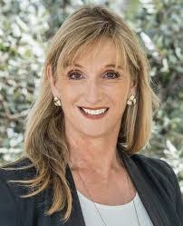 Stephanie Lander's Instagram, Twitter & Facebook