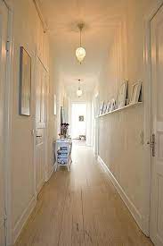 Wie wichtig der flur und seine gestaltung sind, erkenne ich immer wieder an den vielen fragen, die mir in meiner i♥my home community gestellt werden. Schoner Langer Holzflur Mit Dielen Bilderboard Und Klassischer Beleuchtung Hamburg Altbauwohnung Altbauwohnung Weisse Wale Flur Design