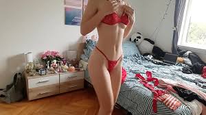 Xxx-Anprobe mit schlankem Supermodel in roter Unterwäsche
