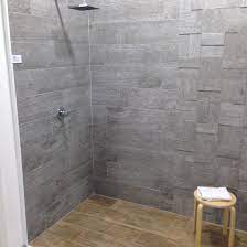 beton look tegels gemixt met houtlook tegels in de badkamer badkamer badkamer houtlook badkamer tegelen