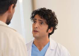 Taşrada bir şehirde doğan ve babası tarafından evlatlıktan reddedildikten sonra yetimhanelerde büyüyen savant sendromlu deha ali'nin, tıp fakültesini birincilikle bitirmesinin ardından, asistan cerrah olarak işe başladığı özel bir hastanede yaşadıklarını konu alan mucize doktor yakında fox tv de. Mucize Doktor 36 Yeni Bolum Fragmani Geldi Iste Mucize Doktor 35 Son Bolumde Yasananlar Korkusuz Gazetesi