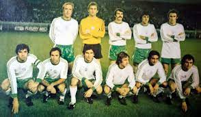 Mercredi 16 novembre 1977, sur antenne 2, à 20h25, en direct du parc des princes réalisation de pierre badel commentaires de thierry roland et bernard pere commentaires. France Bulgarie 1977