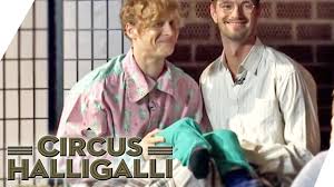 Kaum haben joko & klaas das basketballspiel one million dollar shot verloren, schickt prosieben sie zur strafe in die große. Aushalten Nicht Lachen Tag Team Edition Teil 1 Circus Halligalli Prosieben Youtube