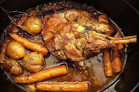 Le gigot d'agneau rôti est généralement associé à pâques, car l'agneau de pâques est pour les chrétiens le 1 beau gigot d'agneau à l'os 1 x source de recherche de 2,5 kg à 3 kg environ (avec un gigot à l'os, il faut compter 500 grammes par personne). Cuisson Lente Du Gigot D Agneau Comment Le Cuire A Basse Temperature