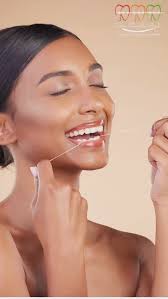 Recuerda que los aditamentos como el hilo dental y enjuague bucal son parte  esencial en nuestra rutina de cepillado dental., El hilo dental nos ayuda a  eliminar las partículas de alimento que se ...