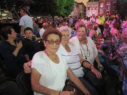 Only pictures taken by paparazzi for tabloid magazines or by fans who recognized her. Zum Konzert Von Andre Rieu